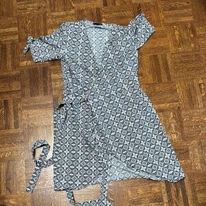 Banana Republic Black and White Wrap Dress V-Neck Short Sleeve